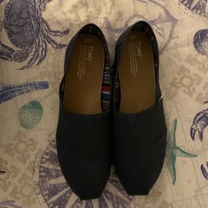 New in Box Toms Size 10 Navy University Classic Shoes